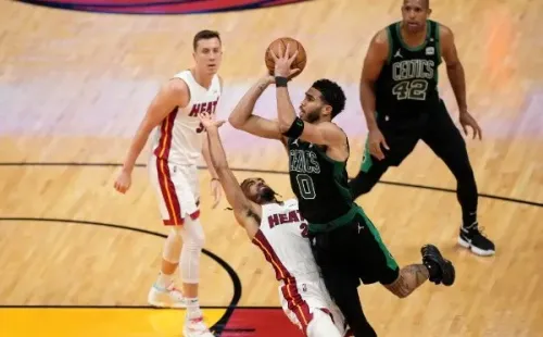 Eric Espada/Getty Images/ Celtics vencem o Miami Heat e viram a decisão.
