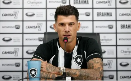 Cuesta com a camisa do Botafogo – Foto: Vitor Silva/Botafogo