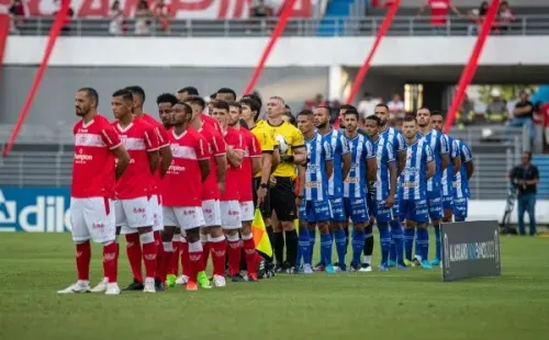 Foto: (Celio Junior/AGIF) – Pelo Alagoano, o CRB eliminou o CSA nos pênaltis