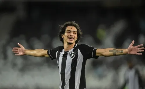 Matheus Nascimento com a camisa do Botafogo (Foto: Thiago Ribeiro/AGIF)