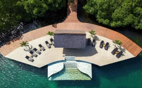 A praia flutuante fica localizada no resort Bocas Bali – Imagem: Reproução/Site oficial do Bocas Bali