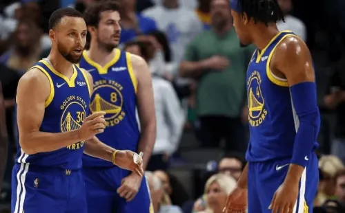 Tom Pennington/Getty Images – Jogadores dos Warriors em quadra