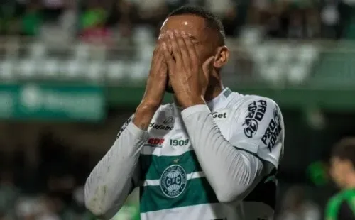 Clayton pode aparecer entre os titulares do Coritiba (Foto: Robson Mafra/AGIF)