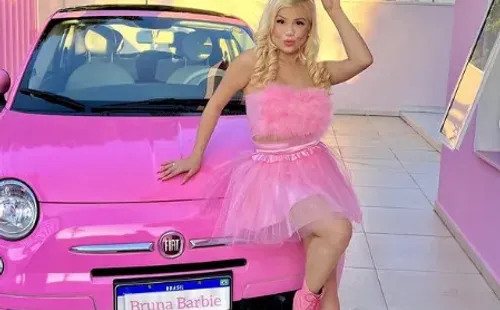Bruna com o seu carro customizado. Reprodução/Instagram oficial de Bruna Barbie
