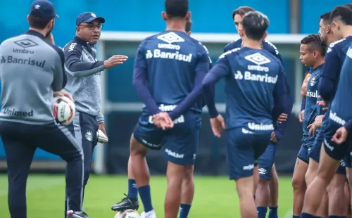 Foto: Lucas Uebel/Grêmio – Roger teve conversa dura com parte do elenco no último domingo; Grêmio vai mal na Série B