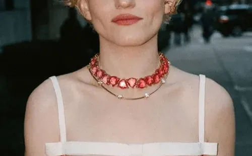 Julia Garner fará o papel de Madonna nos cinemas. Reprodução/Instagram oficial de Julia Garner