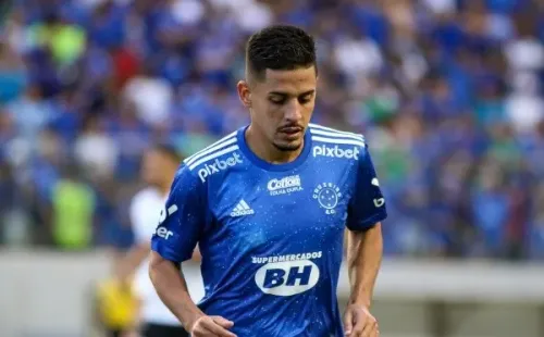 Foto: Fernando Moreno/AGIF – Neto Moura vira assunto no Cruzeiro e torcida pede permanência