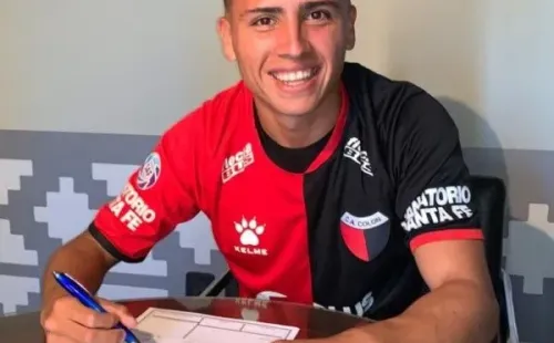 Foto: Divulgação/Club Atlético Colón – Em fevereiro, o jogador renovou seu contrato por mais três anos