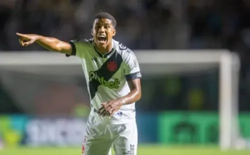 Foto: Daniel Ramalho/CRVG – Andrey Santos orienta os companheiros em jogo do Vasco na Série B