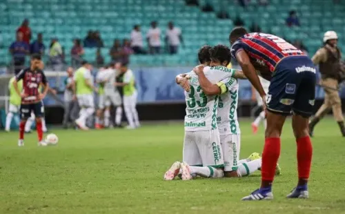 Agif/Renan Oliveira – Atletas do Bahia lamentam derrota enquanto jogadores da Chape comemoram