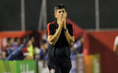 Foto: Jhony Pinho/AGIF – Fabiano é o técnico do Vitória e busca subir para a Série B