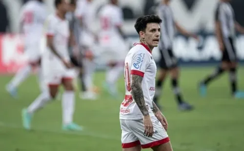 Foto: Jorge Rodrigues/AGIF – Jean Carlos entrou no radar do Botafogo