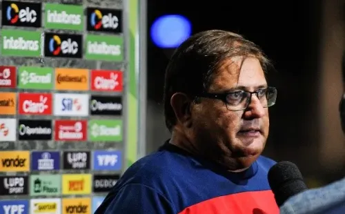 Agif/Jhony Pinho – A torcida pede a saída do técnico Guto Ferreira do Bahia.