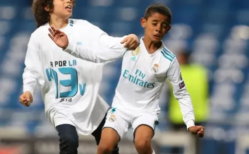 Getty Images/Catherine Ivill – Enzo brinca com Cristiano Ronaldo Jr. após partida do Real Madrid.