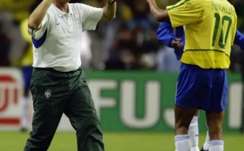 Foto: Alex Livesey/Getty Images – Felipão comemora o pentacampeonato mundial do Brasil junto com Rivaldo, em 2002
