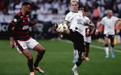 Ettore Chiereguini/AGIF/ Flamengo e Corinthians em campo pelo Brasileirão.