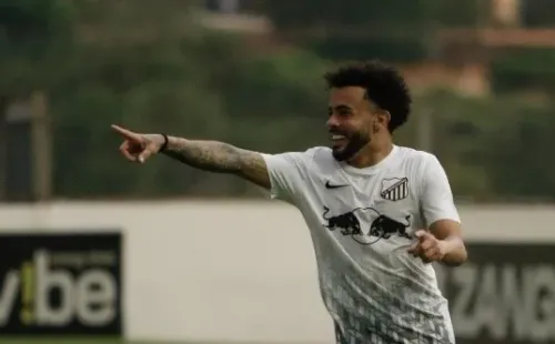 Claudinho pode retornar ao futebol brasileiro ( Foto: Rebeca Reis/AGIF )