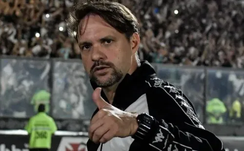 Vasco demite o técnico Maurício Souza após derrota para o Vila Nova