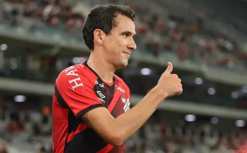 Foto: José Tramontin/Athletico-PR – Pablo, atacante do Athletico, está fora do primeiro jogo contra Flamengo