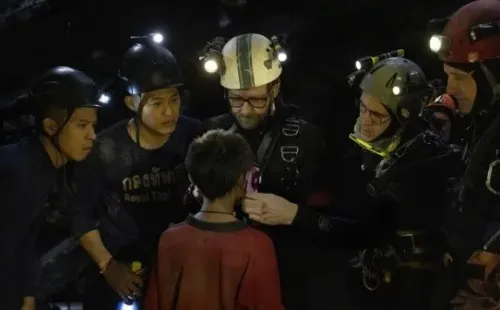 O filme “Treze Vidas” aborda resgate em caverna da Tailândia – Imagem: Reprodução/Amazon Prime Video
