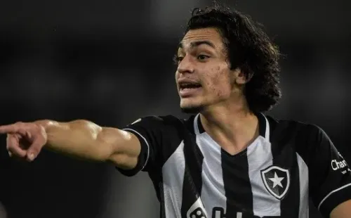 Matheus Nascimento tem recebido críticas no Botafogo     (Foto: Thiago Ribeiro/AGIF)