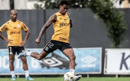 Foto: Ivan Storti/Santos FC – Bryan Angulo se tornou o reserva direto de Marcos Leonardo como centroavante no Peixe