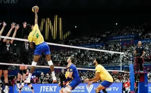 De azul, Thales durante a última Liga das Nações. Reprodução/Twitter oficial da CBV