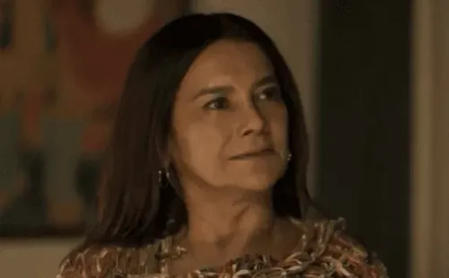 Dira Paes interpreta Filó na novela – Foto: Globo