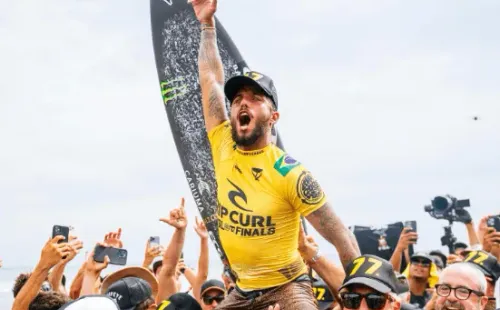 Toledo comemorando o título na Califórnia.     Reprodução/Instagram oficial de Filipe Toledo