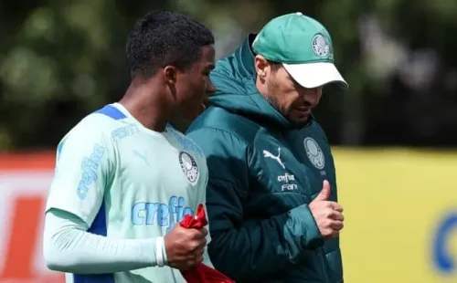 Foto: Cesar Greco – Endrick conversa com Abel em treino do Palmeiras e está próximo de ser relacionado no Brasileiro