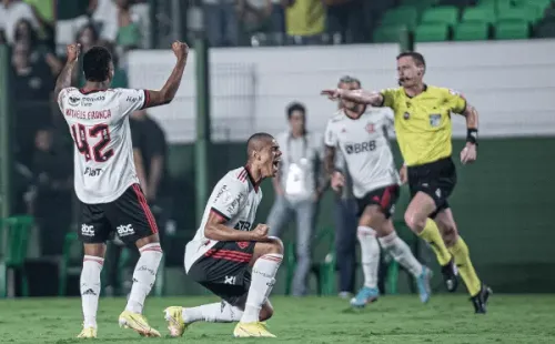 Foto: Heber Gomes/AGIF/ &#039;Ele tem o toque, e ele não segura&#039;; Áudio de gol do Flamengo contra o Goiás é divulgado. 