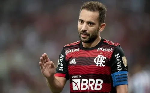 Foto: Jorge Rodrigues/AGIF – Hoje no Flamengo, Éverton Ribeiro fez questão de parabenizar Cruzeiro por volta à Série A