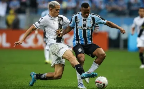Foto: Pedro H. Tesch/AGIF – Wallisson (à esquerda) interessa a vários clubes do Brasil, entre eles o Corinthians