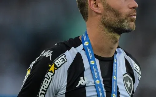 Joel Carli em ação no Botafogo (Foto: Thiago Ribeiro/AGIF)