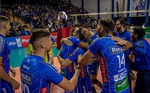 Campinas comemorando a vaga na final. Foto: Pedro Teixeira/Vôlei Renata