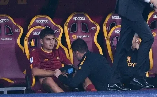 Foto: Giuseppe Maffia/NurPhoto via Getty Image/ Dybala após sair do jogo da Roma com dores.