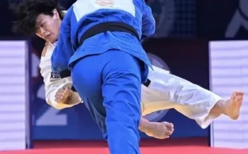 Mayra aplicando o ippon contra a campeã olímpica nas quartas.     Foto: Gabriela Sabau/IJF