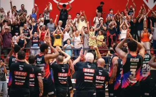 Jogadores e torcedores de Franca comemorando no ginásio do Morumbi. Reprodução/Instagram oficial de Sesi Franca
