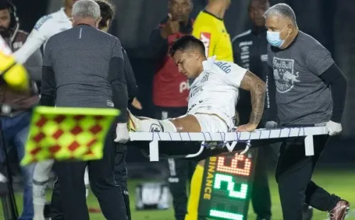 Foto: Diogo Reis/AGIF – Marcos Leonardo deixa o campo lesionado após entrada dura de Natan, do Bragantino