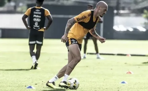 Foto: Ivan Storti/Santos FC/ Maicon treinando no CT do Santos. 