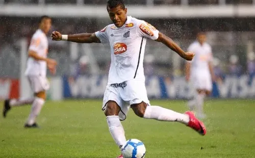 Foto: Ricardo Saibun – Alex Sandro teve excelente desempenho no Santos antes de rumar para a Europa