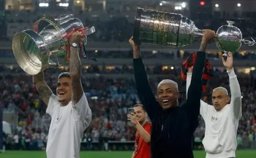 Wagner Meier/Getty Images – Jogadores do Flamengo carregando as taças de campeão da Libertadores e Copa do Brasil deste ano