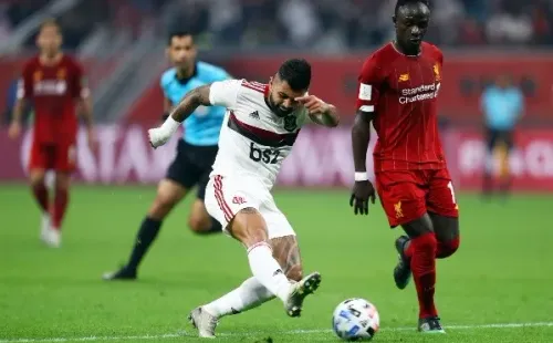 Getty Images/Francois Nel – Gabigol chuta bola ao lad de Mané, do Liverpool
