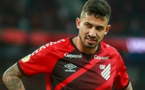 Foto: Gabriel Machado/AGIF – Pedro Henrique é titular do Athletico, mas ficou marcado por expulsão na final da Liberta