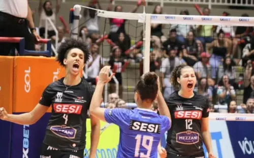 Lorena comemora ponto com Leia.     Foto: Marcelo Ferrazoli / Reprodução/Instagram oficial de Sesi Bauru