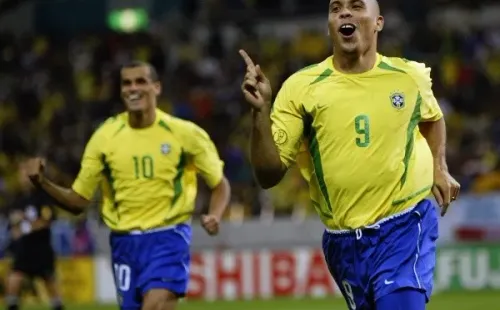 Photo by Alex Livesey/Getty Images – Comandada por Rivaldo e Ronaldo, Seleção Brasileira conquista a Copa do Mundo em 2002