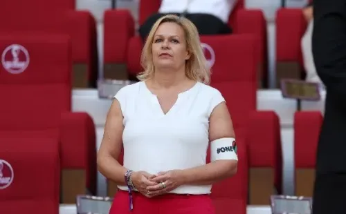 Photo by Alexander Hassenstein/Getty Images – Ministra Alemã utilizou a braçadeira na arquibancada