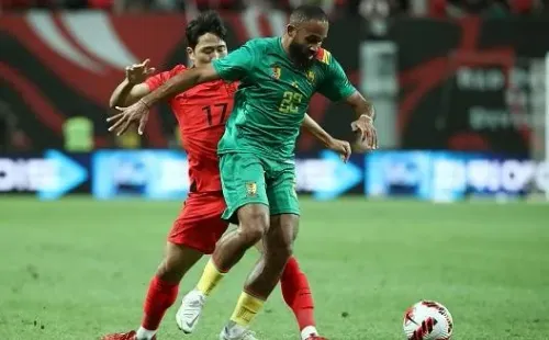 Chung Sung-Jun/Getty Images – Disputa pela bola entre jogadores de Camarões e Coréia do Sul