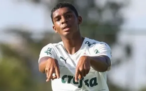 Fabio Menotti/Ag Palmeiras/ &#039;Estilo Mbappé&#039;; &#039;R$ 330 milhões&#039;; Joia da base do Palmeiras chama atenção e entra no radar de times europeus. 