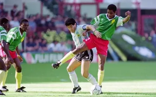 Etsuo Hara/Getty Images -Andre Kana-Biyik de Camarões, disputando a bola com Diego Maradona na Copa de 1990